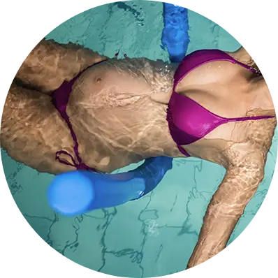 Schwangere Frau im Wasser beim Aqua-Fitness-Kurz